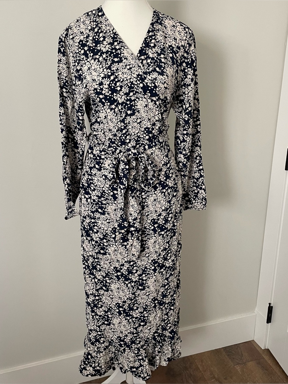 Smash and Tess Floral Wrap Dress Longsleeve Ruffle Navy and White Size XS/S
